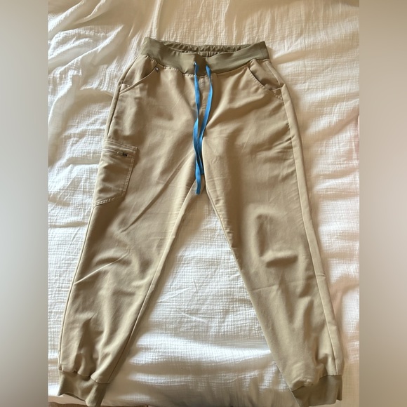 FIGS Scrub Set Sandstone - Picture 3 of 5